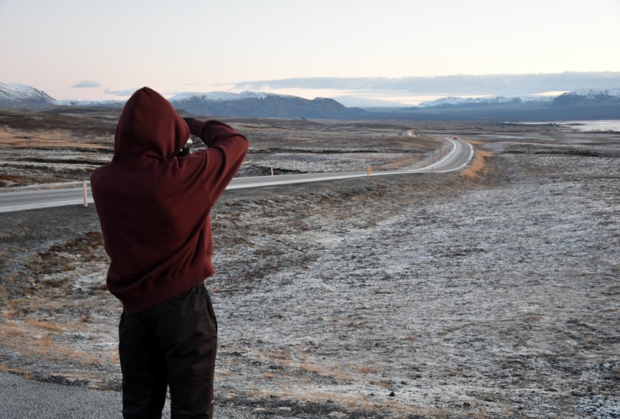 Droga do parku Thingvellir na Islandii z  ograniczeniem prędkości do 90 km/h za której przekroczenie grozi wysoki mandat - wejdź na moją stronę o podróży na Islandię
